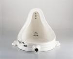 Marcel Duchamp: Forrás, 1917 / replika, 1964; Támogatott ready-made: hátára
fordított porcelánvizelde, I/II; 36 × 48 × 61 cm; Vera és Arturo Schwarz Dada
és Szürrealista Művészeti Gyűjteménye
